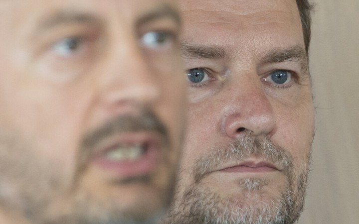 Kamikadze jazda pokračuje, Hegerovej vláde ostávajú na zvrat už len dva týždne