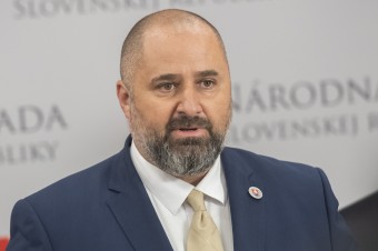 Pre incident s policajtom obvinili poslanca Patricka Linharta