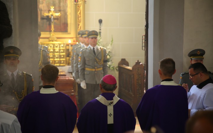 Skončili sa pohrebné obrady, rakvu uložili do krypty bez účasti verejnosti