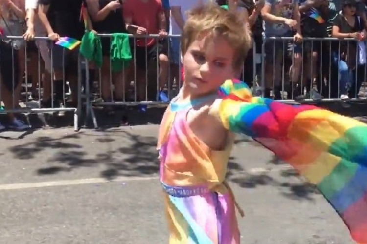7-ročné transexuálne dieťa hviezdou LGBT pridu