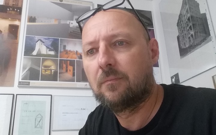 Videl som pred oltárom pohár od uhoriek aj s etiketou