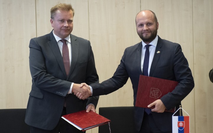 Slovensko uzavrelo s Fínskom dohodu na nákup bojových vozidiel za 447 miliónov