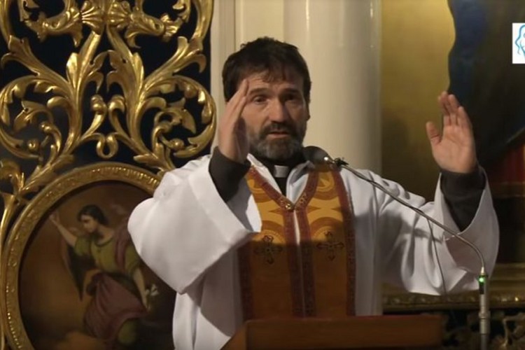 Za podporou útokov na otca Kuffu je krajne ľavicové politické hnutie
