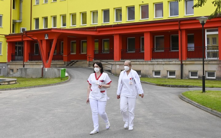 Je čas, aby krajiny za lekárov a sestry z cudziny platili ako športové kluby