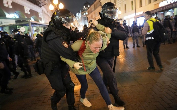 Ľudia hľadajú spôsob, ako sa dostať z krajiny. Policajti zatýkali protestujúcich