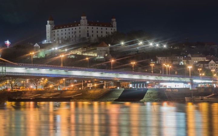 Povinná práca z domu, 19 stupňov v kancelárii či vypnutie osvetlenia pamiatok