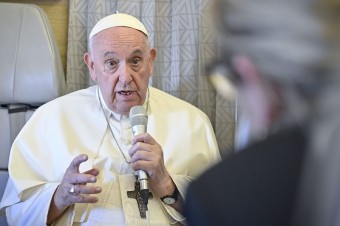 Žijeme tretiu svetovú vojnu, zopakoval pápež. Snažil sa urýchliť výmenu zajatcov
