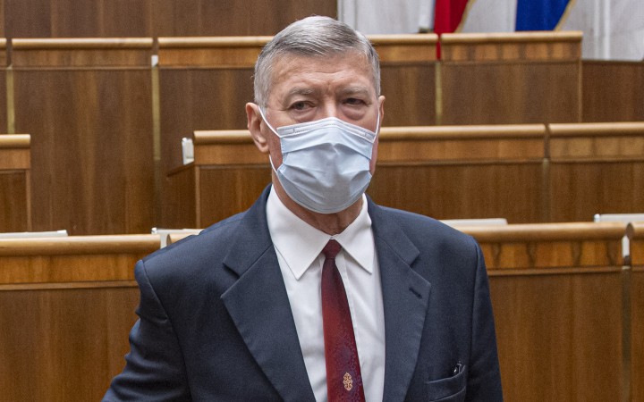 Poslanci preložili hlasovanie o odvolaní Matoviča na utorok