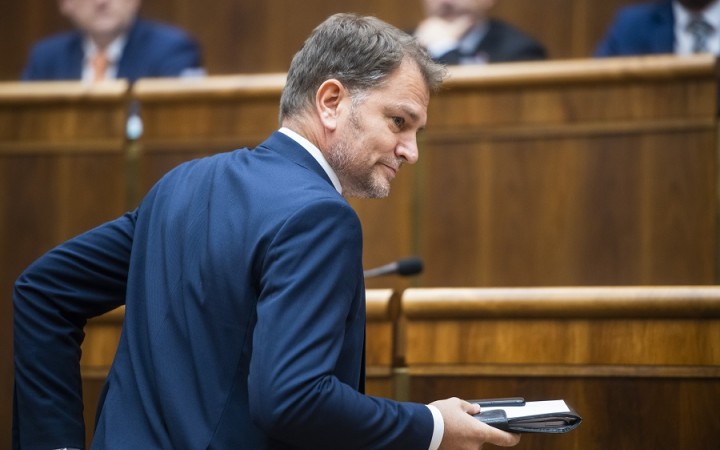 V pléne skolaboval poslanec Kerekréti. Šéf OĽaNO sa bránil dokopy tri hodiny