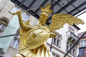 Sochu archanjela Michala v nedeľu vrátia späť na bratislavskú Michalskú vežu