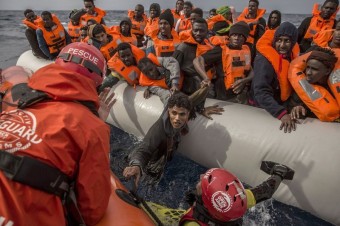 Topiacich sa migrantov zachránime iba tak, že zastavíme prúd ich člnov