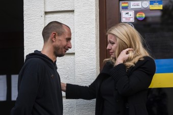 Zuzana Čaputová prišla položiť kyticu a zapáliť sviečku na miesto činu po streľb