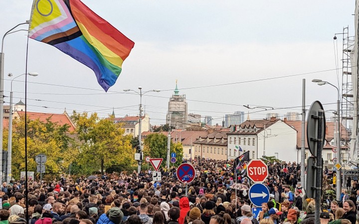 Prišli tisíce ľudí, Heger s dúhovou vlajkou a Šimečka so slovami o čiernej diere