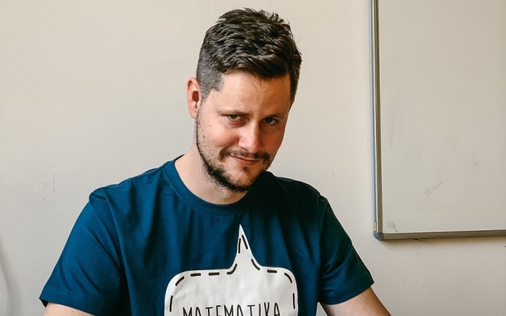 Keď si žiak dáva do kalkulačky 5 krát 6, tak rozmýšľate, či to myslí vážne