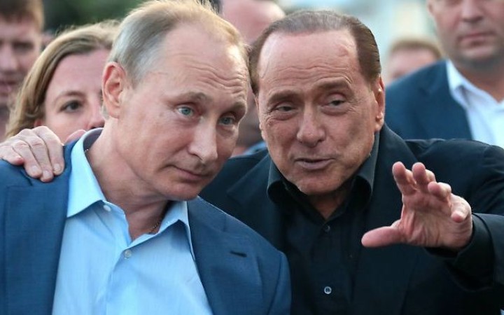 Putinov dar fliaš vodky pre Berlusconiho je porušením sankcií EÚ voči Rusku