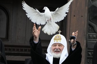 Ako biskupi a kňazi otvorene agitujú za vojnu a verbujú nových bojovníkov 