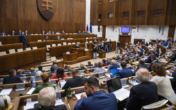 Schôdza bude pokračovať zrejme až v novembri, Zemanová z SaS útok spochybnila