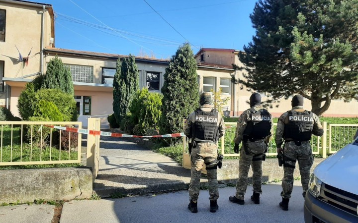 Na strednej odbornej škole v Novákoch útočil tínedžer na študentov sekerou