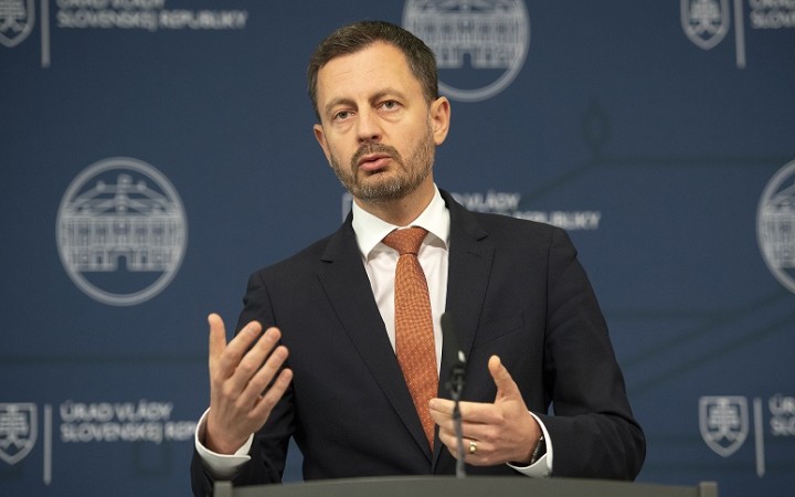 Od Hegera žiadajú zakročiť pri transsexualite, kým on hovorí o dúhových rodinách