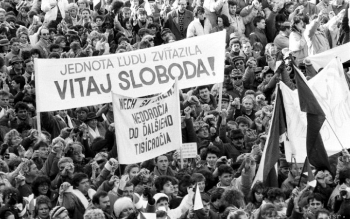 Nežnú revolúciu hodnotí prevažne priaznivo menej ako polovica Slovákov
