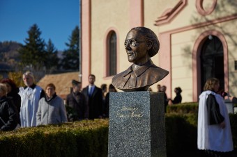 V Kokave nad Rimavicou odhalili bustu evanjelickej farárke Darine Bancíkovej