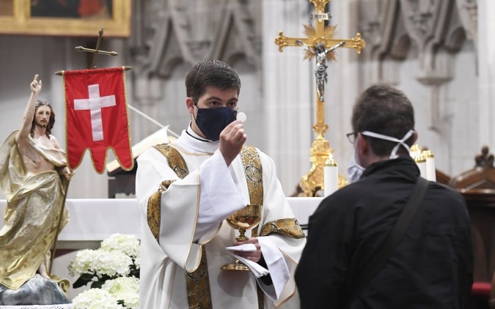 Eucharistiu môžu rozdávať aj laici, ale nie hocikedy. Čo na to hovoria pravidlá?