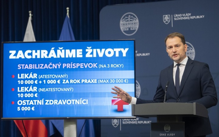 Matovič „kapituloval“. Lekárom, ktorí neodídu, ponúka tisíce eur