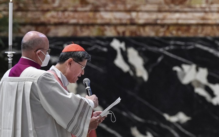 Problémy v Caritas Internationalis vrhajú tieň na obľúbeného kardinála