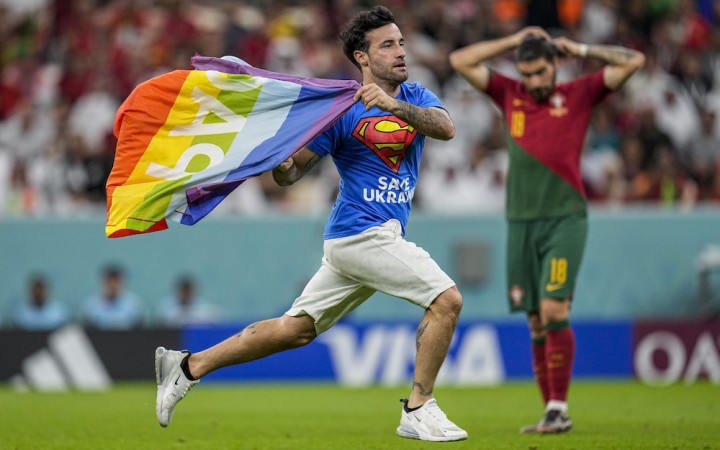 Zápas Portugalsko - Uruguaj narušil demonštrant s dúhovou vlajkou