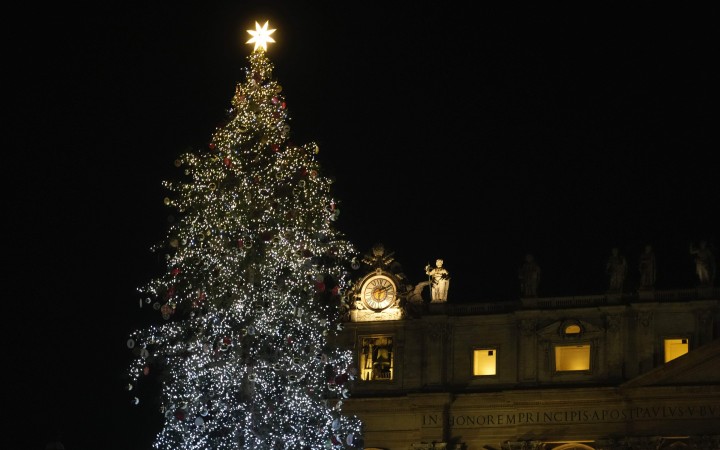 Vo Vatikáne odhalili betlehem a rozsvietili vianočný strom