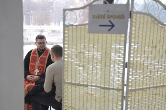 Kňazi ponúkajú svätú spoveď priamo na košickej železničnej stanici