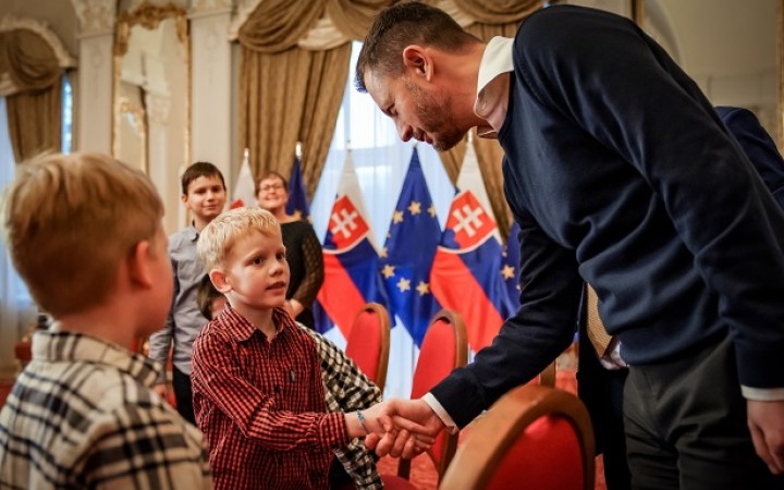 Premiér prijal na úrade vlády deti z detského domova v Piešťanoch