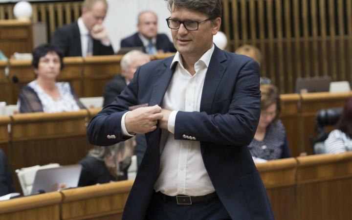 Vláda má v parlamente väčšinu iba o jeden hlas