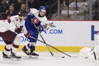 Slovenskí hokejisti do 20 rokov porazili Lotyšsko 3:0 a idú do štvrťfinále