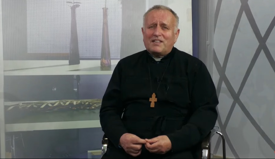 Peter Krenick&yacute; pom&aacute;ha a trp&iacute; spolu s veriacimi, Rusi ho zbili a deportovali 