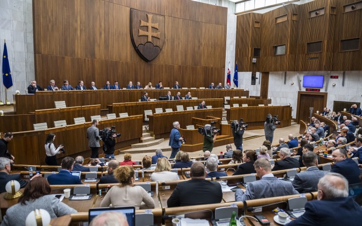 Poslanci schválili návrh, ktorý umožní skrátiť volebné obdobie