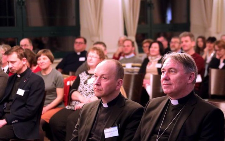 Biskupi, lídri spoločenstiev, rehoľníci aj aktívni laici diskutovali o cirkvi