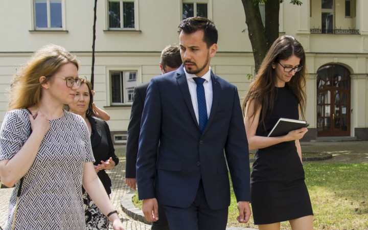 Keď tínedžerky robia štátny prevrat