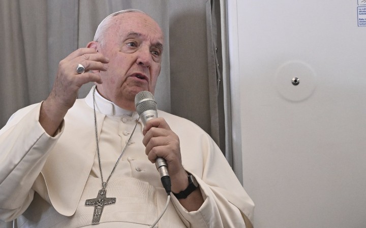 Pápež František obvinil svojich kritikov zo zneužívania smrti Benedikta XVI.