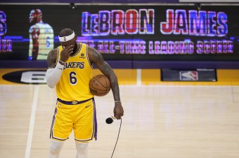 Americký basketbalista LeBron James s tímu Los Angeles Lakers sa stal najlepším 