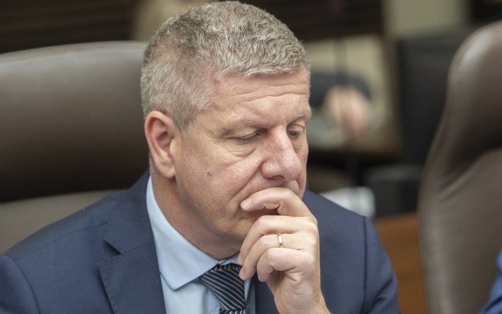 Komisia ho schválila, no Lengvarský nie je spokojný, lebo prešiel len tesne