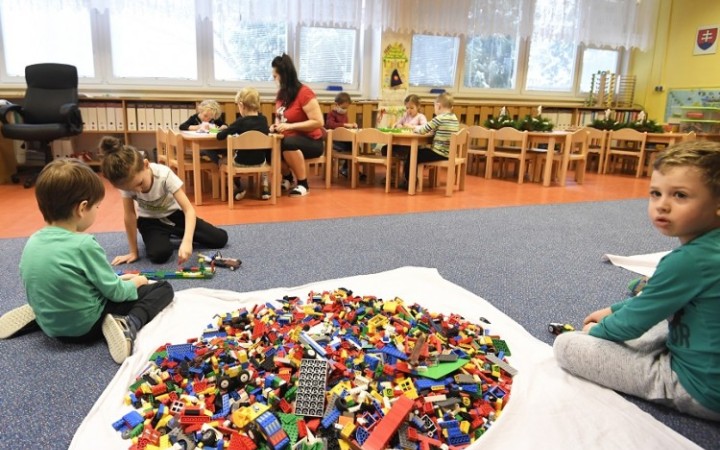 Štát chce do škôlok dostať všetky deti. Nedáme to, odkazujú niektoré mestá