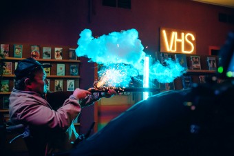 Je to vtipné, ale ak nechcete nikdy vziať do ruky zbraň, radšej na film nechoďte