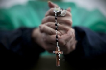 Dvaja Briti boli oslobodení po obvinení z modlitby pred potratovou klinikou