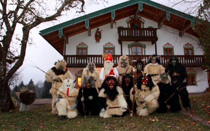 Krampusi boli pôvodne zviazaní reťazami a odkazovali na Bibliu
