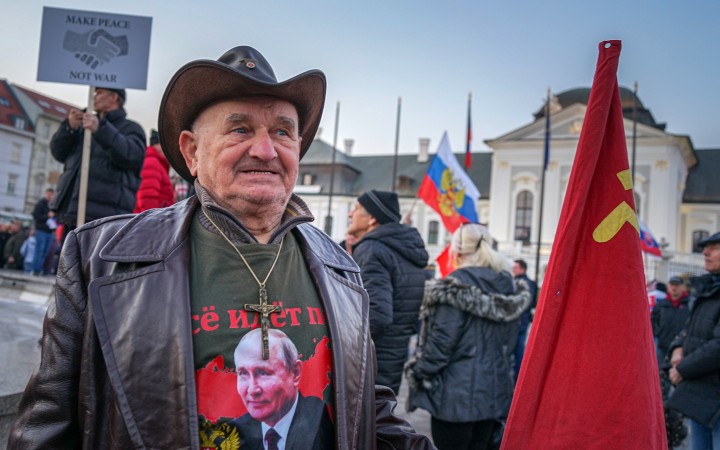 Nechcú vojnu, no politika Kremľa im neprekáža. Putin bol na tričkách aj vlajkách