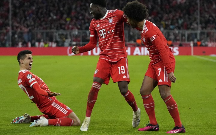 Futbalisti Bayernu Mníchov postúpili do štvrťfinále Ligy majstrov. V stredajšom 