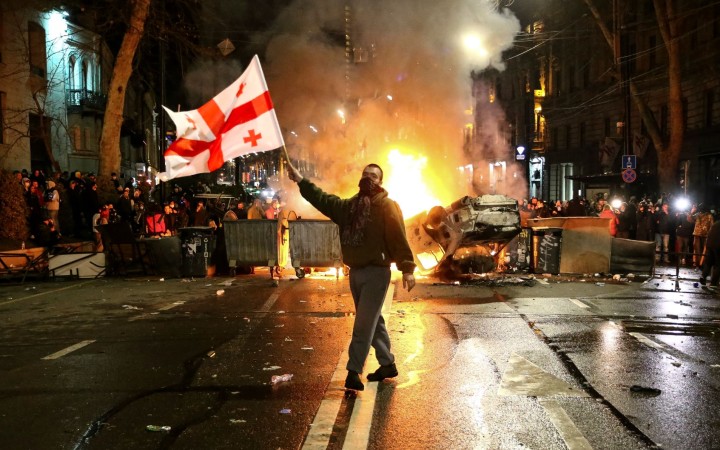 Demokracia na Kaukaze sa čoraz hlbšie ponára v bahne Putinových osídel