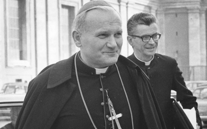 Skôr než začneme strhávať sochy a prepisovať životopisy Jána Pavla II.