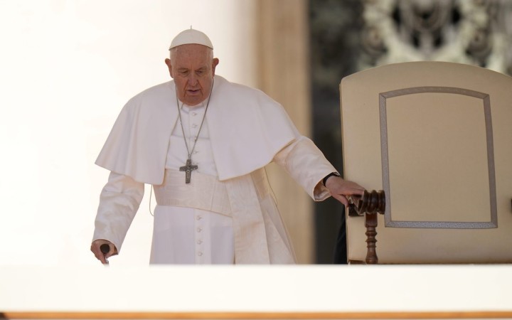 Ako v desiatom roku svojho pontifikátu berie veci do svojich rúk